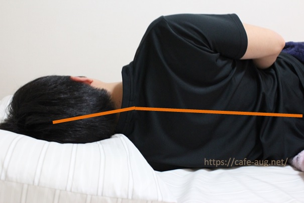 ヨコネ3(YOKONE3)ではない普通の枕で寝ている男性の写真