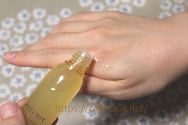 スキンクリアクレンズオイルを使用しているところ