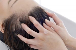 白髪予防で人気のシャンプー【頭皮の血行促進】がカギ
